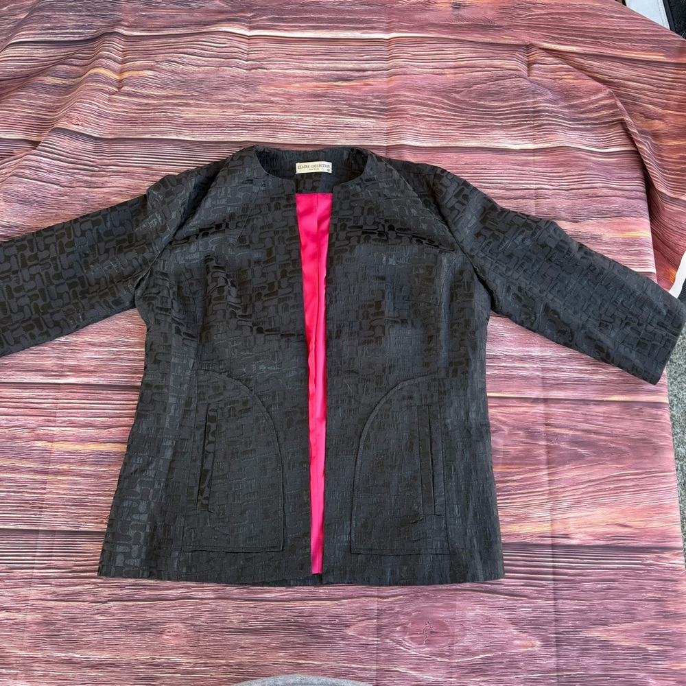 Pre-Owned Chic Black Blazer with Vibrant Pink Accent‎
